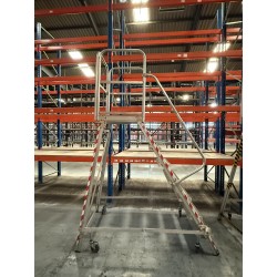 EUROLINE hliníkový pojazdný rebrík s plošinou, 8 priečok, výška plošiny 1,9 m - POUŽITÝ TOVAR